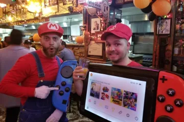 Парень нарядился в страшный костюм Nintendo Switch на Хэллоуин