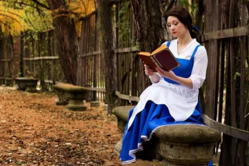 Диснеевский книжный червь: косплей Белль из мульфильма «Красавица и Чудовище»