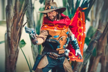 Актер озвучки Overwatch Мэтью Мерсер косплеит Маккри и делает это очень круто