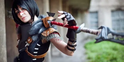 Сражайтесь со скверной! Косплей Леди Хоук из Dragon Age