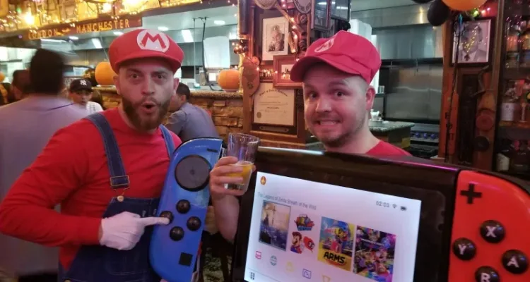 Парень нарядился в страшный костюм Nintendo Switch на Хэллоуин
