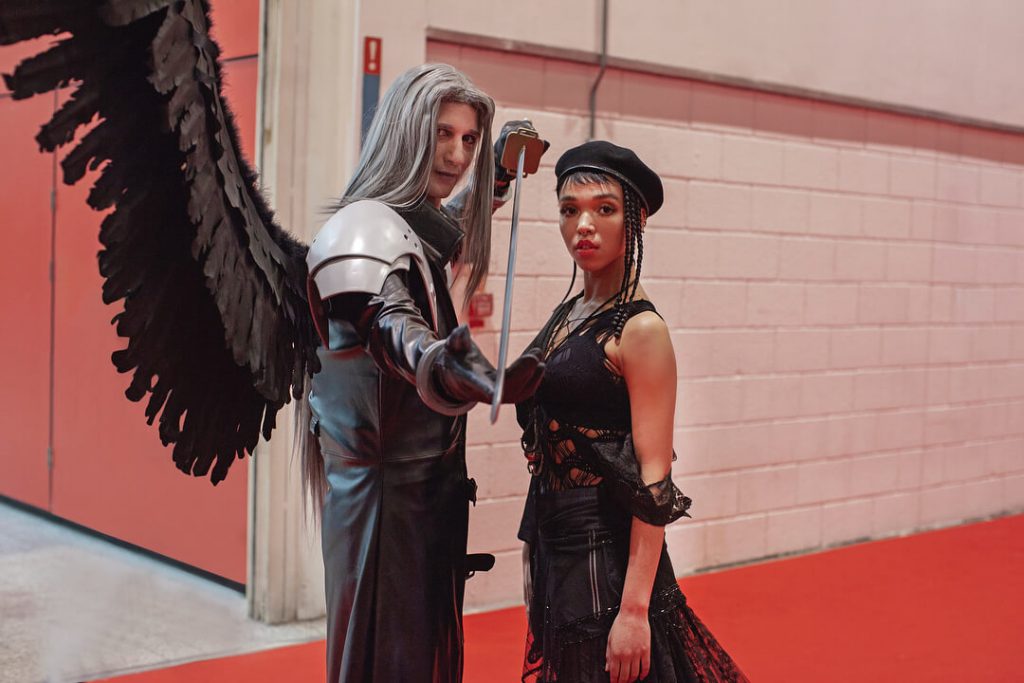 Музыкант FKA Twigs в косплее, позируя с Сефиротом