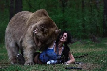 Косплей Lara Croft с гигантским медведем