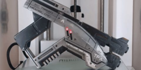 Эта модель пистолета из Mass Effect умеет складываться!