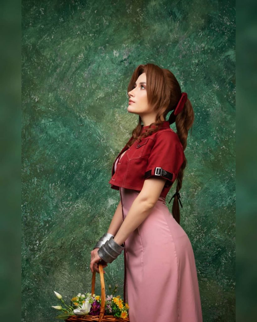 Абсолютно очаровательный косплей Аэрит из Final Fantasy VII