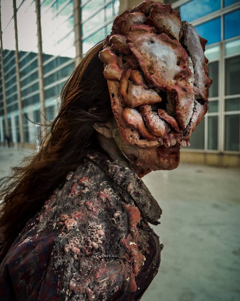 Косплей на щелкуна из The Last of Us выводит мутацию на новый уровень